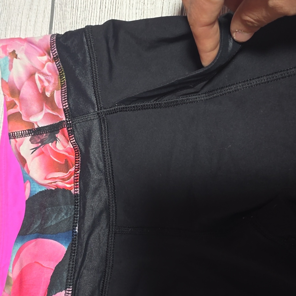 Lululemon Chase Me Crop II Black / Secret Garden Size 6 - Picture 9 of 11